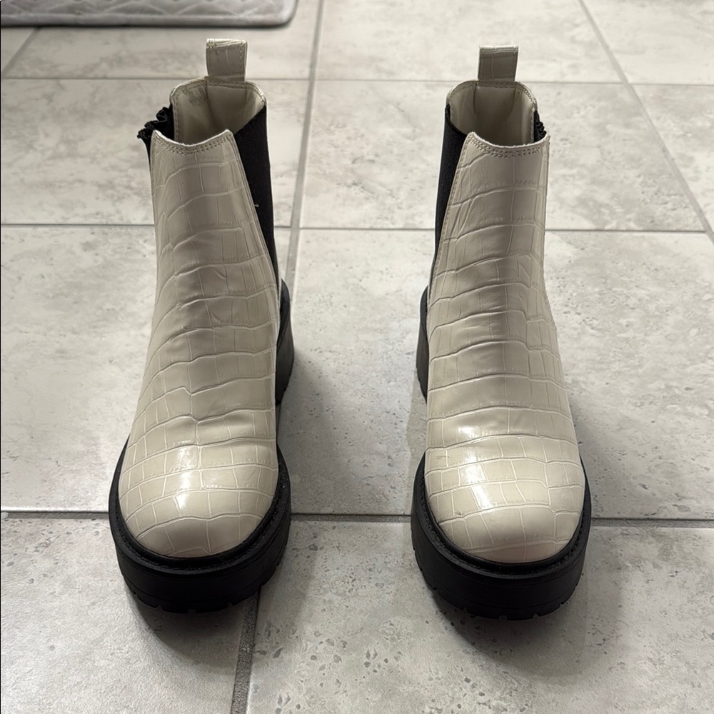 Steve Madden Cream and Black Ankle Boots
